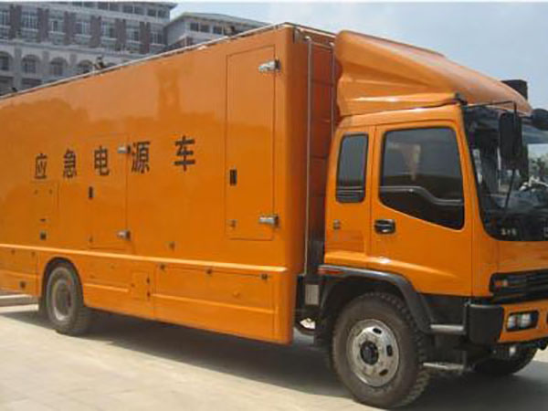 长丰镇冬季柴油发电机启动前，如何检查燃油系统中的积水？